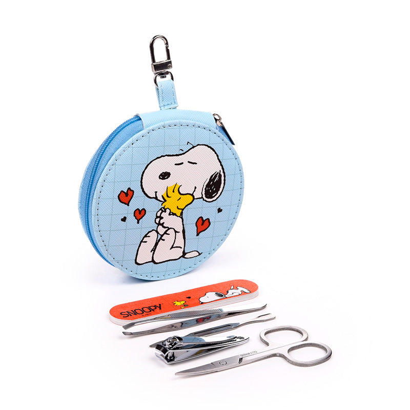 Stylish zip-up case of the Peanuts manicure set